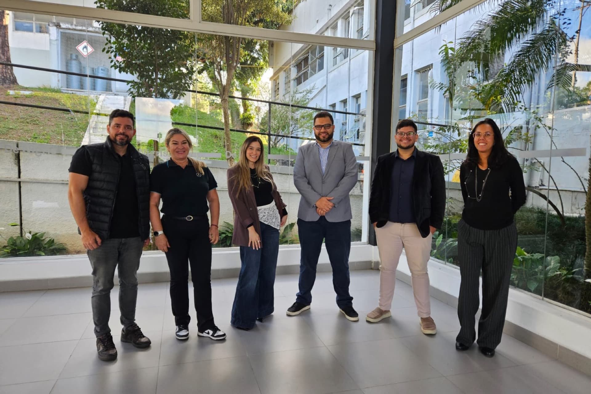Parte da equipe na unidade da Mercedes-Benz, em São Paulo, durante a entrada do sistema em produção.